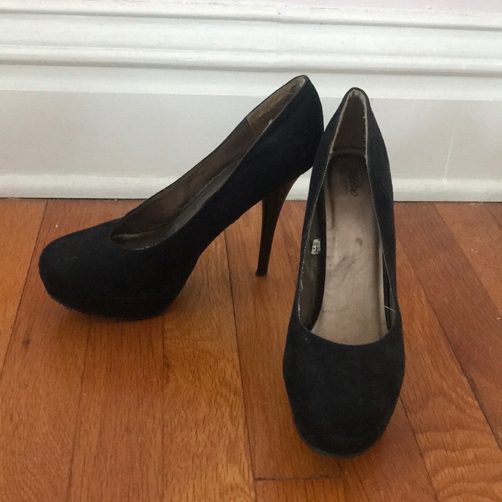 Black pumps